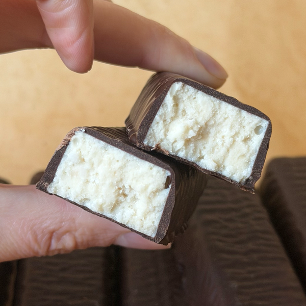 Kokosų-makadamijų SVEIKERIS JUODAJAME becukriame šokolade, 50 g